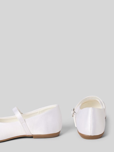 Produktfoto, Ballerinas mit Riemen und Ziersteinbesatz von DANAMADE aus weißem Satin, abgerundete Spitze, Dornschließe, 1 cm Absatzhöhe, 6 cm Schafthöhe, 4 cm Schaftweite, geschlossene Form, strukturierte Oberfläche.