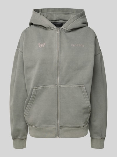 Produktfoto, Oversized Sweatjacke mit Känguru-Tasche Modell 'NIVELLES' von Pegador, mieszanka bawełny, krój oversized, logo, zamek błyskawiczny, kieszeń kangurka, odcień zieleni, gładka faktura