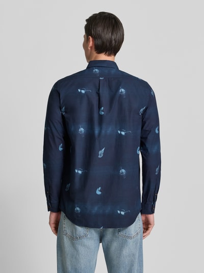 Männermodel trägt Regular Fit Freizeithemd mit Kentkragen von PAUL SMITH aus Reiner Baumwolle, dunkles Blau, Sportmanschetten, Rückansicht, Ganzkörperansicht Rückansicht. Rückenlänge 78 cm, Schulterbreite 37 cm, Ärmellänge 65 cm, Größe M.