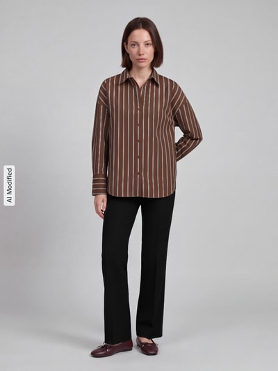Kobiece model prezentuje brązową bluzkę koszulową w białe paski Regular Fit Hemdbluse mit Baumwoll-Anteil model 'OREGON' von ONLY, damska bluzka koszulowa marki ONLY, widok całej sylwetki z przodu, KI-modifiziertes Bild