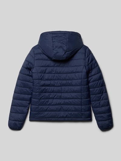 Mädchen trägt Regular Fit Jacke in Stepp-Optik Modell 'Thelma' von CARS JEANS in Dunkelblau, Kapuze, Ganzkörperansicht Rückansicht.