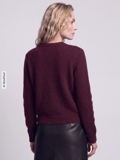 Frauenmodel trägt Regular Fit Strickjacke mit Woll-Anteil Modell 'MALOU' von PIECES in Dunkelrot, feine Struktur, Ganzkörperansicht Rückansicht, KI-modifiziertes Bild.