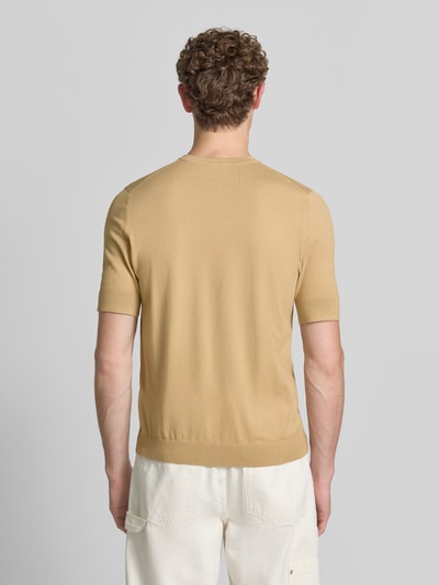 Męski model nosi Slim Fit T-Shirt aus Feinstrick Modell 'SAN CARL-CV' od HUGO w kolorze beżowym, gładka faktura, widok całej sylwetki od tyłu.