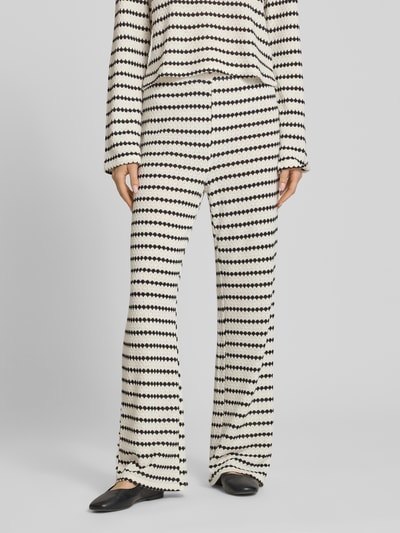 Frauenmodel trägt Loose Fit Stoffhose mit Baumwoll-Anteil Modell 'EVA LIFE' von Only im Allover-Muster, flared, Ganzkörperansicht von vorne.