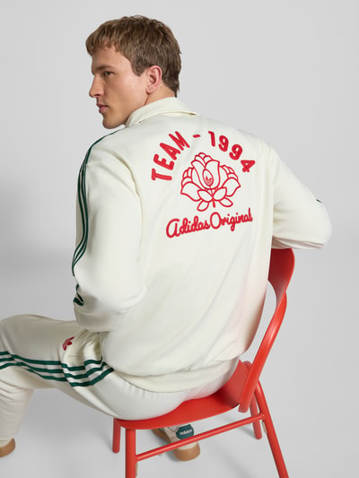 Männermodel trägt Sweatjacke mit Logo-Stitching und Stehkragen von adidas Originals, Material-Mix, gerader Schnitt, Rückenansicht.