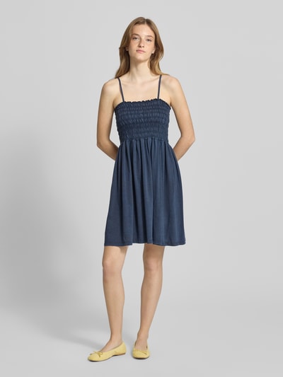 Modelka kobieca ma na sobie Slim Fit Freizeitkleid aus reiner Baumwolle Modell 'LUCY' od Only, niebieski kolor, sukienki casualowe, widok całopostaciowy z przodu.