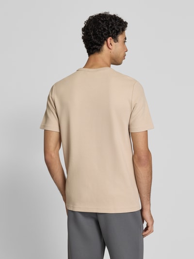 Mężczyznamodel nosi Regular Fit T-Shirt mit Baumwoll-Anteil od adidas Originals, jednolity kolor, krój regular fit, faktura wafla, okrągły dekolt, wyhaftowane logo, krótki rękaw, Ganzkörperansicht Rückansicht