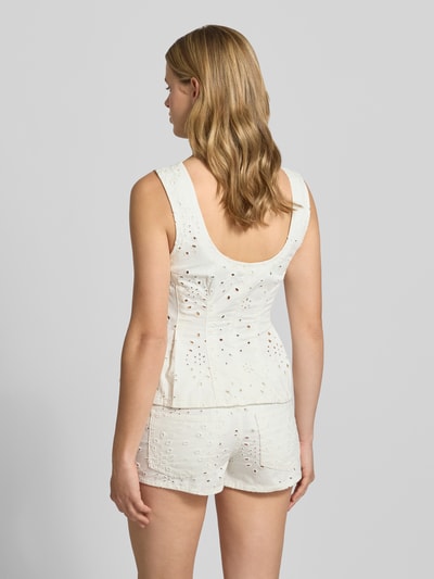 Frauenmodel trägt Buse mit floralem Loch-Stitching von Gina Tricot aus reiner Baumwolle, Tailliert, Rundhalsausschnitt, Ärmelloses-Design, Rückenlänge 51 cm, Ganzkörperansicht Rückansicht.