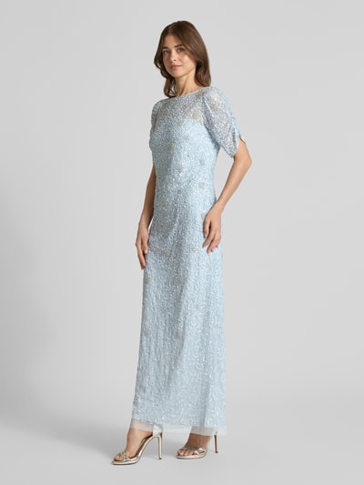 Frauenmodel trägt Maxikleid mit Pailletten und Perlen von Adrianna Papell in Hellblau, Gerader-Schnitt, fließender Stoff, Rundhalsausschnitt, 1/2-Arm, Rückenlänge bei Größe 36: 141 cm, Brustweite bei Größe 36: 38 cm, Ärmellänge bei Größe 36: 23 cm, Ganzkörperansicht von vorne.