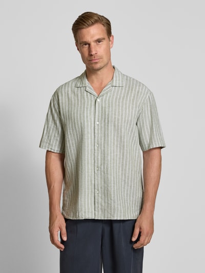Männermodel trägt Regular Fit Freizeithemd aus Leinen-Baumwoll-Mix von MCNEAL, gestreift, Knopfleiste, Reverskragen, Ganzkörperansicht von vorne.