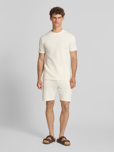 Männermodel trägt Regular Fit T-Shirt mit Viskose-Anteil Modell 'TREY' von Only & Sons, Optik: Unifarben, Struktur, Rundhals, Kurzarm, Ganzkörperansicht von vorne.