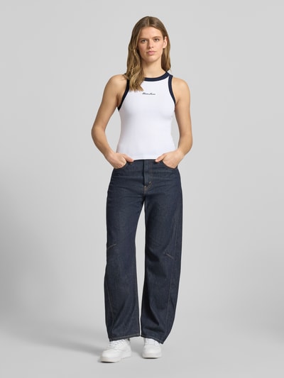 Vrouwenmodel draagt Tanktop in Ripp-Optik met Label-Stitching van Guess Jeans, katoenmix met modal, slim fit, riblook, ruglengte maat S 50 cm, Ganzkörperansicht van voren.