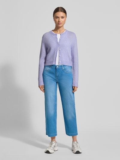 Kobiece model nosi Culotte im Used-Look mit Eingrifftaschen od MAC, mieszanka bawełny z dodatkiem streczu, skrócony krój, efekt znoszenia, wpuszczane kieszenie, szerokość w rozmiarze 36: 40 cm, długość wewnętrzna nogawki: 69 cm, widok całej sylwetki z przodu.