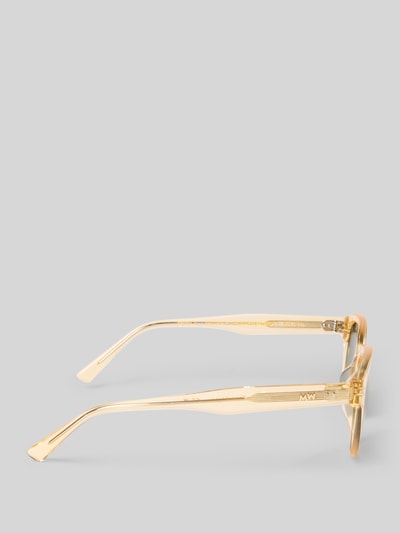 Produktfoto, Sonnenbrille mit durchsichtigem Gestell Modell 'BILLE' von MESSY WEEKEND, unifarbene Optik, dezentes Logo-Detail, beigefarbene transparente Kunststoffstruktur.