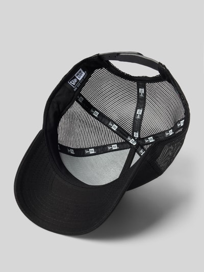 Produktfoto, Basecap mit Label-Detail von New Era aus reiner Baumwolle mit verstärktem Schirm, semitransparentem Einsatz und verstellbarem Verschluss, schwarze Farbgebung, sichtbare Stoffstruktur