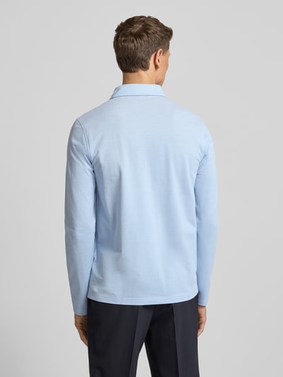 Mężczyzna nosi Regular Fit Poloshirt mit Knopfleiste von MAERZ Muenchen, jasnoniebieski, długi rękaw, widok całej sylwetki z tyłu.