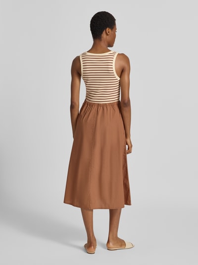 Frauenmodel trägt Tailliertes Freizeitkleid aus Baumwoll-Mix von s.Oliver RED LABEL in Beige und Braun, leichte Textur, Ganzkörperansicht Rückansicht.