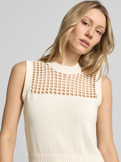 Frauenmodel trägt Pullunder mit Rundhalsausschnitt von ARMANI EXCHANGE in Creme, Baumwoll-Mix mit Stretch, Nahaufnahme Oberkörper.
