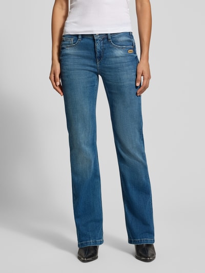 Frauenmodel trägt Bootcut-Jeans aus Baumwoll-Mix Modell 'AMELIE' von GANG, mittleres Blau, gerade Passform, Damen Bootcut-Jeans von GANG, Nahaufnahme Oberkörper.