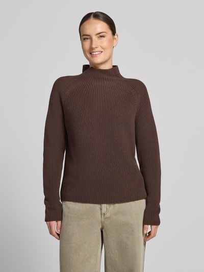 Vrouwenmodel draagt Regular Fit Pullover aus reiner Baumwolle van Marc O'Polo in bruin, structuur grof gebreid, Dames pullover, volledige lichaamsaanzicht van voren.