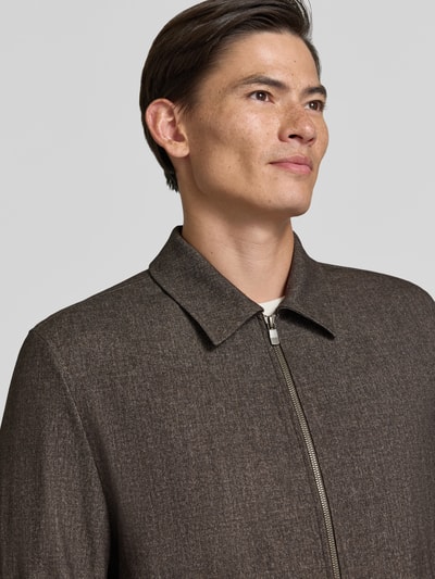 Männermodel trägt Regular Fit Jacke mit Viskose-Anteil von MCNEAL, elastischer Material-Mix, Umlegekragen, Nahaufnahme Oberkörper.
