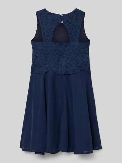 Meisjesmodel draagt Knielanges Kleid mit Rundhalsausschnitt van Happy Girls in donkerblauw, getailleerd model, knielengte, naadritssluiting, uitlopend rokdeel, ruglengte maat 140: 73 cm, geheel weergegeven van achteren.