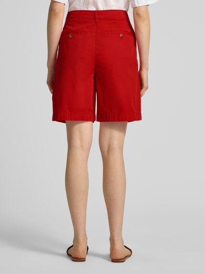 Kobiece modelka nosi Regular Fit Chino-Shorts aus Baumwoll-Lyocell-Mix od Tommy Hilfiger, efekt: jednolity kolor, krój regular fit, wyhaftowane logo, zapięcie na guzik i zamek błyskawiczny, wpuszczane kieszenie, kieszenie z tyłu, mieszanka bawełny i lyocellu; całkowity widok z tyłu.