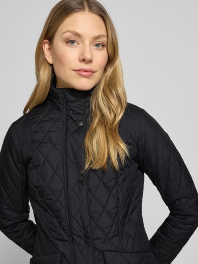 Vrouwenmodel draagt Regular Fit gewatteerd jack met opstaande kraag model 'FLYWEIGHT' van Barbour, look: effen, lange mouw, drukknopen, doorgestikte naden, klepzakken, materiaalverwerking: stepp, nahaufnahme bovenlichaam.