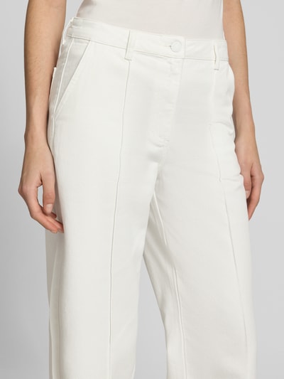 Männermodel trägt Wide Fit Jeans mit Lyocell-Anteil von More & More, bawełniany miks, ozdobne szwy, kieszenie, szerokość w rozmiarze 36: 39 cm, długość nogawki: 81 cm, zdjęcie w zbliżeniu na górną część ciała.