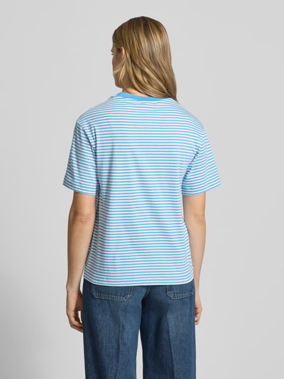 Frauenmodel trägt Regular Fit T-Shirt aus reiner Baumwolle von Marc O'Polo Denim, Optik: Allover-Muster, gestreift, Rundhals, Kurzarm, hellblaue und weiße Streifen, glatte Struktur, Ganzkörperansicht Rückansicht.
