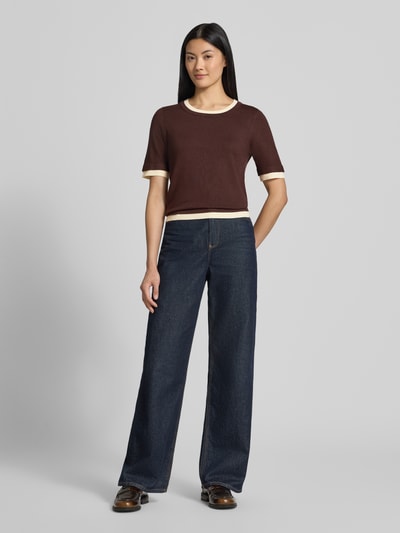 Vrouwenmodel draagt Slim Fit gebreid shirt uit viscosemix van Christian Berg Woman, ronde hals, halflange mouwen, 2-in-1-look, ruglengte maat S 57 cm, mouwlengte maat S 29 cm, effen design, kleur bruin met crèmekleurige accenten, gladde textuur, vooraanzicht volledige lichaamsopname