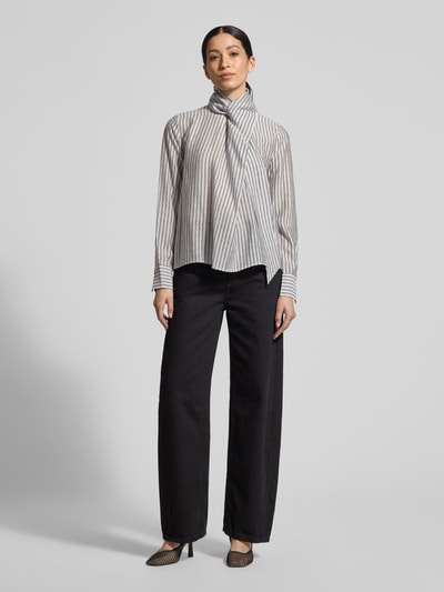Frauenmodel trägt Regular Fit Schluppenbluse mit Streifenmuster von Jake*s Collection im Lyocell-Mix mit Stehkragen, Ganzkörperansicht von vorne.