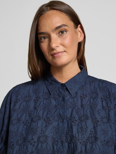 Frauenmodel trägt Relaxed Fit Bluse mit Lochstickerei von Emily Van den Bergh in Dunkelblau, reine Baumwolle, Nahaufnahme Oberkörper.