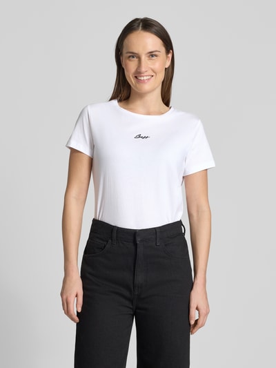 Frauenmodel trägt Regular Fit T-Shirt aus reiner Baumwolle Modell 'C_ELOVE_EMBRO' von BOSS Orange in Weiß, Rundhals, unifarben, Label Stitching, Ganzkörperansicht von vorne.