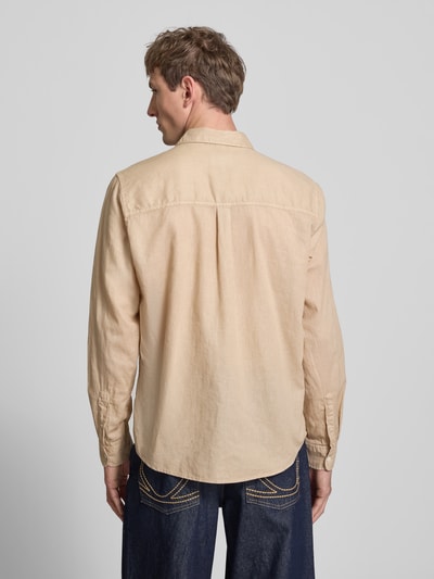 Männermodel trägt Regular Fit Freizeithemd aus Leinen-Baumwoll-Mix Modell 'PAYTON' von Pepe Jeans in Beige, Flammgarn, Rückansicht.