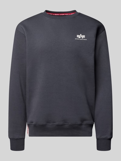 Produktfoto, Sweatshirt mit gerippten Abschlüssen von Alpha Industries aus Baumwoll-Mix in Dunkelgrau, lockerer Schnitt, Rundhalsausschnitt, Label-Details.