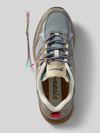 Produktfoto, Sneaker mit Label-Detail Modell 'Eco`99' von Genesis, Herren Sneaker mit Abgerundete-Spitze, graue Mesh-Textur, Schnürung, Absatzhöhe: 5 cm, Schafthöhe: 7 cm, Schaftweite: 8 cm, farbiges Detail, neutrale Farbgestaltung