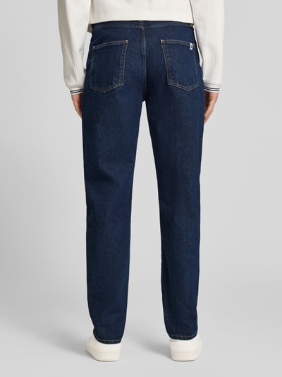 Männermodel trägt Straight Fit Jeans im 5-Pocket-Design Modell 'COSMOS' von Edwin aus bawełna, ciemny niebieski, szerokość w rozmiarze 32/32: 43 cm, długość wewnętrzna nogawki: 81 cm, widok całej sylwetki od tyłu.