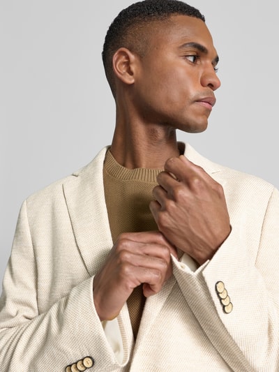 Męski model nosi Slim Fit 2-Knopf-Sakko z kieszeniami z patką od MCNEAL, mieszanka bawełny, fakturowany wzór, kołnierz z połami, zbliżenie na górę ciała