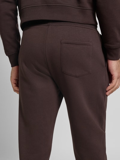 MCNEAL Regular Fit Sweatpants mit elastischen Beinabschlüssen Schoko 3