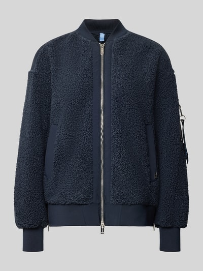 Produktfoto, dunkelblaue Teddyjacke mit Stehkragen Modell 'Emeline' von MOS MOSH, lockere Passform, Reißverschlusstasche am Ärmel, strukturierte Oberfläche
