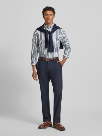 Männermodel trägt Freizeithemd mit Knopfleiste von Gant, Reine Baumwolle, Regular-Fit, Button-Down-Kragen, Brusttasche, Label-Stitching, Blau-Grün-Weiß gestreift, Hemd-Look, Ganzkörperansicht von vorne