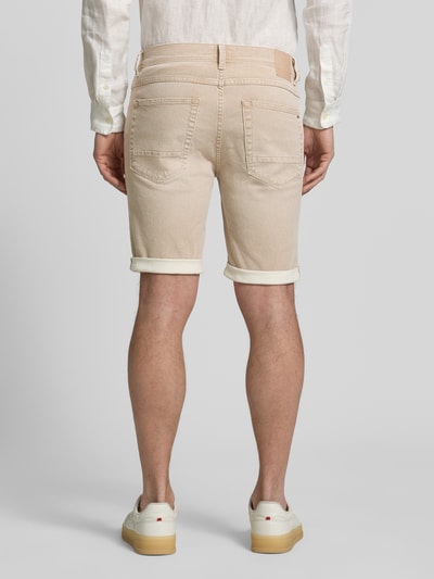 Männermodel trägt Regular Fit Jeansshorts aus Baumwoll-Mix von Brax, Optik: Unifarben, 5-Pocket-Design, Rückansicht, Ganzkörperansicht.