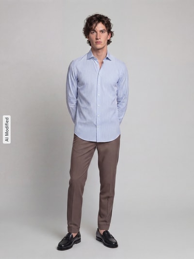 Männermodel trägt Slim Fit Business-Hemd mit Kentkragen von Jake*s in Hellblau mit feinen Streifen aus reiner Baumwolle, Ganzkörperansicht von vorne. Rückenlänge 78 cm, Schulterbreite 48 cm, Ärmellänge 65 cm.