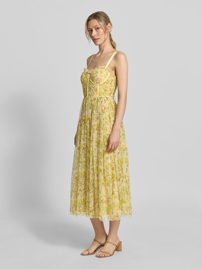 Frauenmodel trägt Cocktailkleid aus Tüll von LACE & BEADS in Gelb mit floralen Mustern, A-Linie, Midikleid, Corsagenkleid, Rückenlänge bei Größe S: 101 cm, Brustweite bei Größe S: 41 cm, Ganzkörperansicht von vorne.