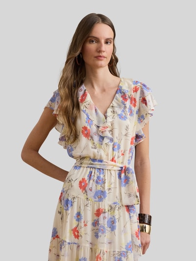 Kobiecy model nosi sukienkę midi z falbanami od Lauren Ralph Lauren, wzór na całej powierzchni, taliowany krój, dekolt w serek, wiązany pasek, pastelowe odcienie, kwiatowy nadruk, lekka tkanina, długość midi, wzór na całej powierzchni, widok na górną część sylwetki z przodu.