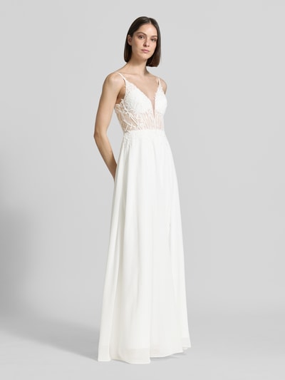 Kobiece modelka nosi długa sukienka Maxikleid aus Chiffon mit Stitchings und Gehschlitz od Luxuar, szyfon, taliowany krój, hafty, głęboki dekolt w serek, rozporek, długość tyłu w rozmiarze 36: 128 cm, szerokość w rozmiarze 36: 33 cm, widok całej sylwetki z przodu.
