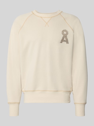 Produktfoto, Relaxed Fit Sweatshirt aus Bio-Baumwoll-Mix Modell 'MEL' von Armedangels in Creme mit Logo-Stitching, geripptem Rundhals und langen Ärmeln.