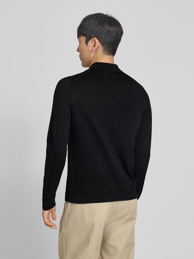 Männermodel trägt Strickjacke mit Polokragen Modell 'CAMICIA IN MAGLIA' von MARKUP aus reiner Baumwolle, Slim-Fit, Rückansicht.