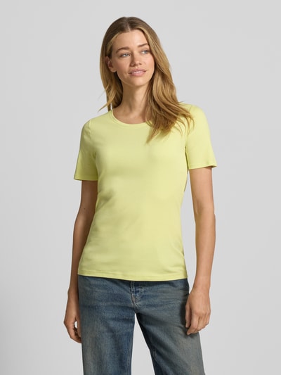 Frauenmodel trägt Regular Fit T-Shirt aus reinem Baumwoll-Interlockjersey von s.Oliver RED LABEL, unifarben, Kurzarm, Ganzkörperansicht von vorne.